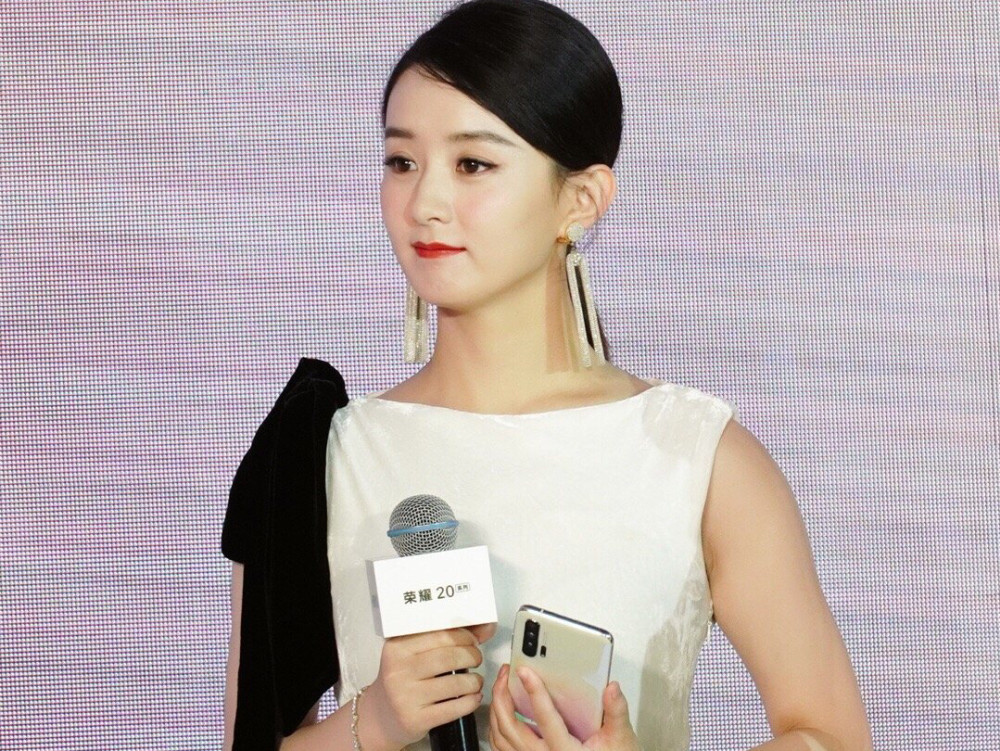 赵丽颖荣耀归来,白丝绒礼服端庄自信,一句"好久不见"要哭了