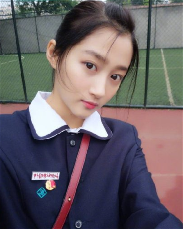 女星"学生妹"穿搭:关晓彤精致,杨超越清纯,最美的当属