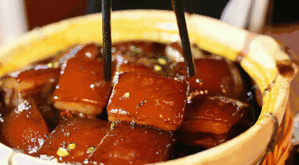 色泽红润,口味浓郁,酱香四溢是红烧肉给大众的经典印象,这道家常菜