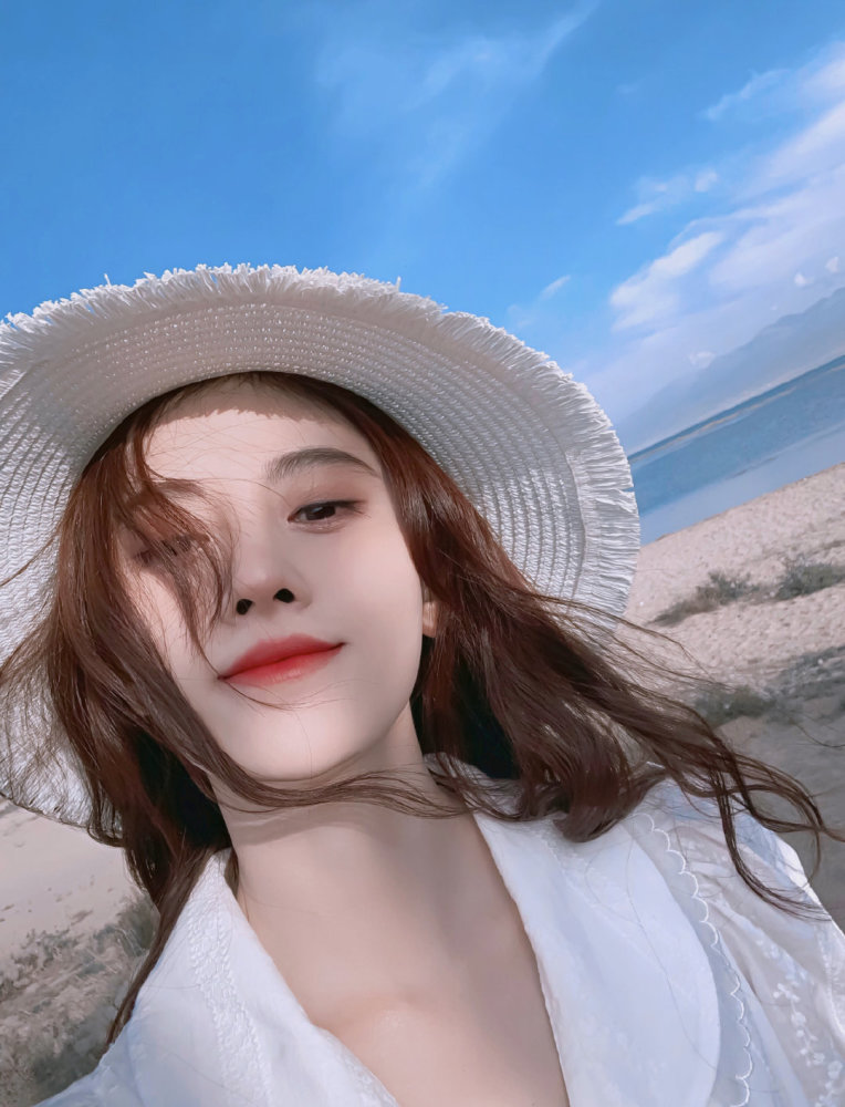 鞠婧祎海边照流出,当看到她全身照时,网友:我相信只有