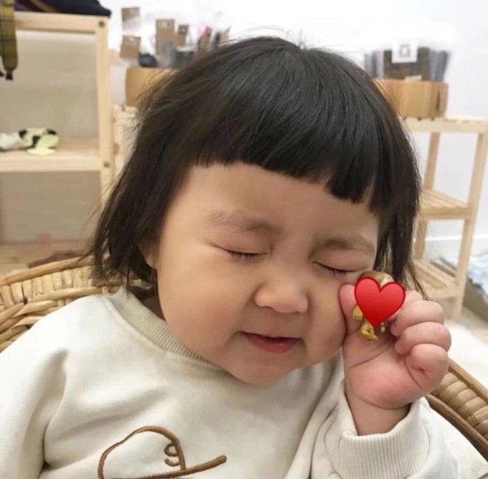 搞笑萌娃表情包合集:闭着眼给你比个小心心,你心动吗?