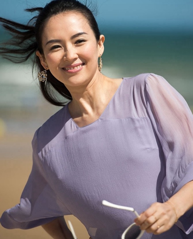 章子怡法国风情浪漫美照,笑容灿烂如朝阳