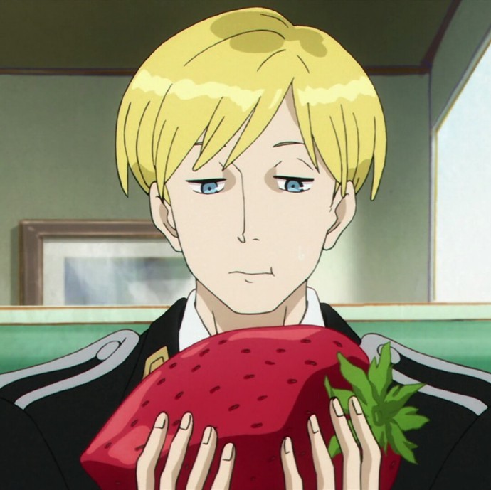 动漫头像:黄头发的小哥哥,拿着个大草莓
