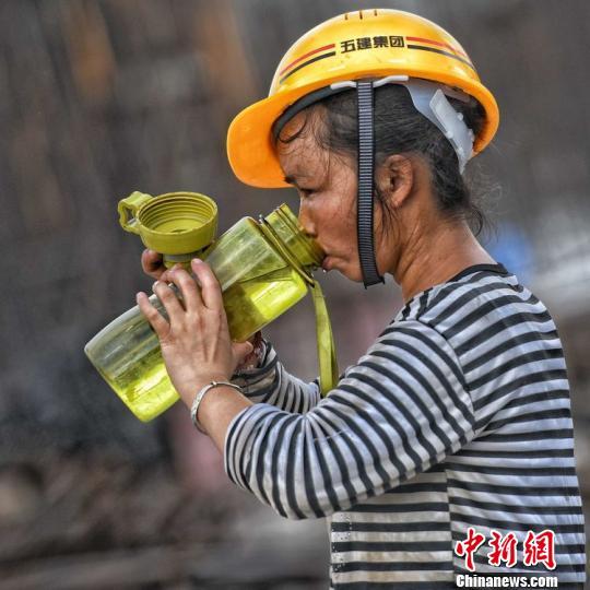 "8月份的浙江嘉兴,酷暑炎炎,但建筑工地上的工人们却依旧未停下建设的