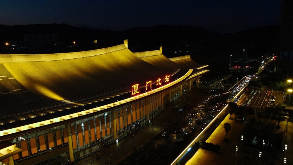 航拍镜头下的福建厦门北站夜景风光,画面很美