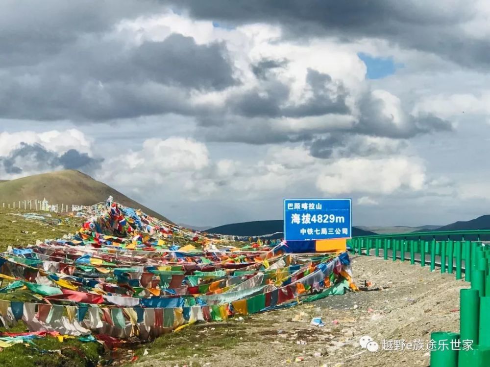 第一天前往玉树途中经过海拔4829米的巴颜格拉山时,剧烈的头痛,胸闷