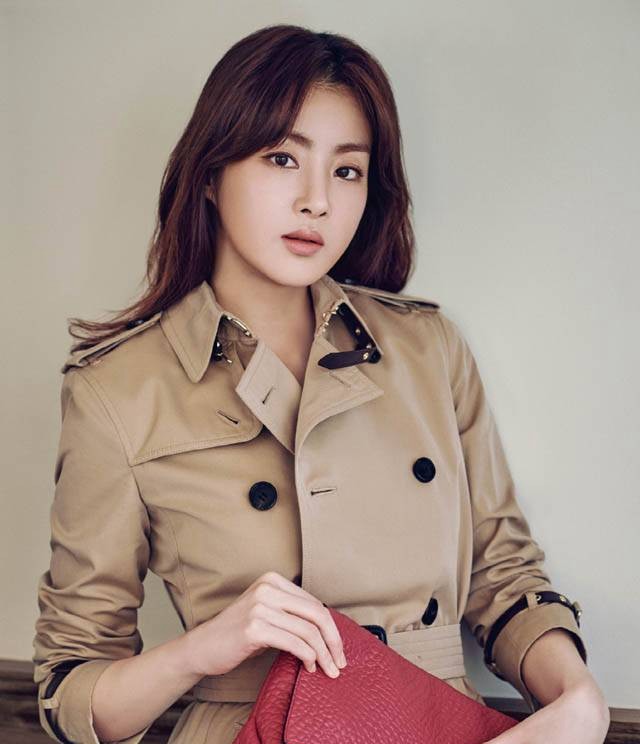 韩国女星姜素拉帅气lomo美照,迷人气势自然散发
