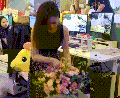 办公室美女收到大束鲜花时,旁边同事什么表情?