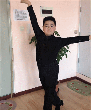 还记得《乡村爱情》谢腾飞吗?曾经表情包,如今变身