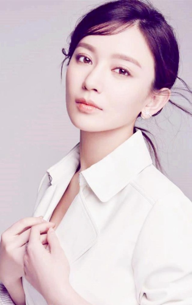 年轻女星施诗唯美写真:漂亮的大眼睛十分有神,红唇装魅力四射!