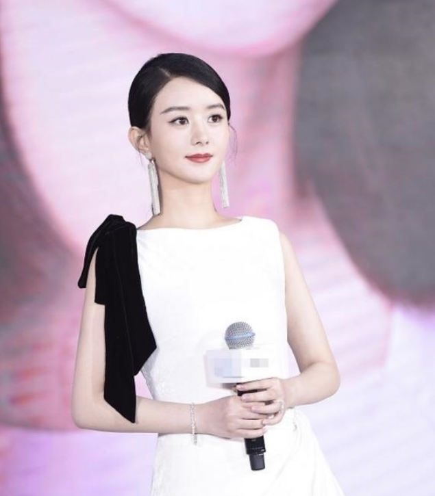 赵丽颖产后复出,一身白色丝绒连衣裙,网友:母爱的光辉