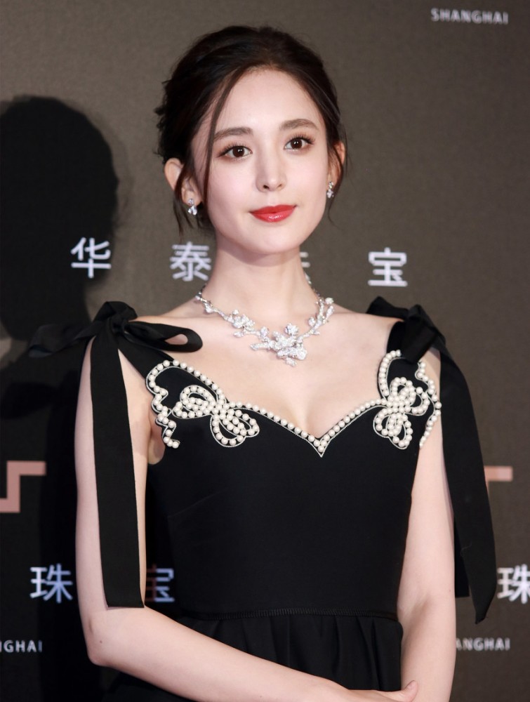 女明星皮肤白的很多,但没几个是天生的,最后一位凭实力艳压