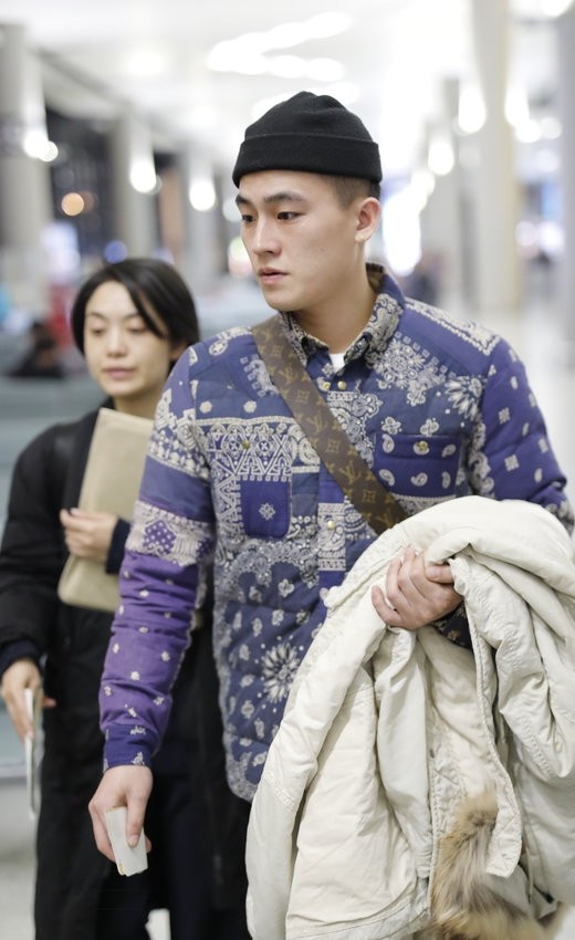 马思纯前男友欧豪现身,戴"老头帽"仿佛地主家傻儿子