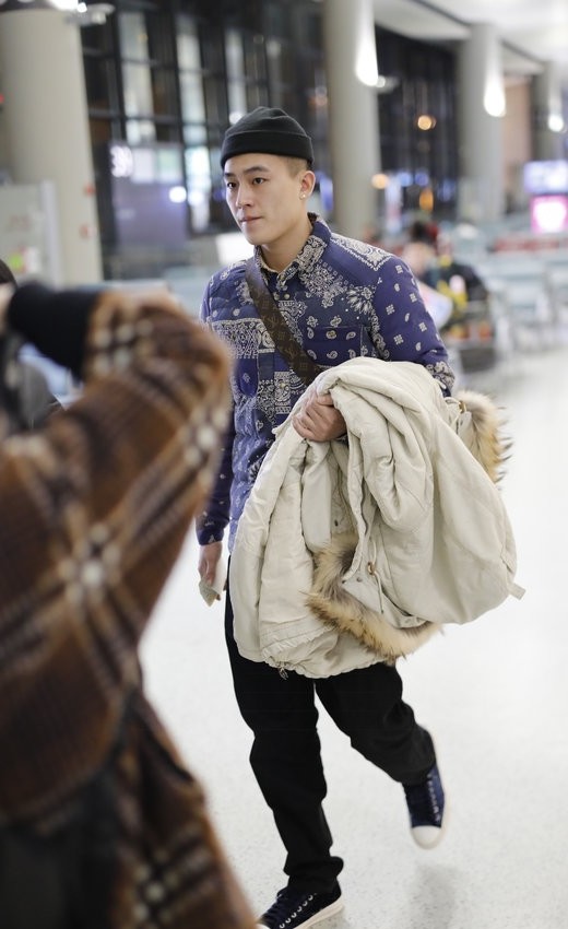 马思纯前男友欧豪现身,戴"老头帽"仿佛地主家傻儿子