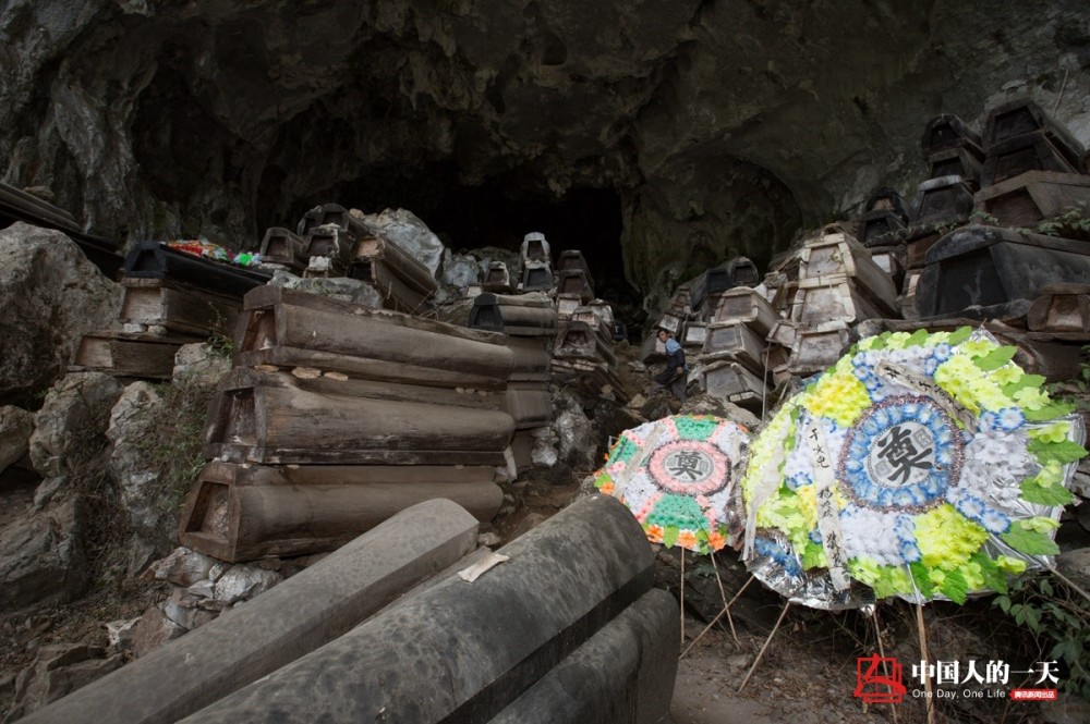 当代苗族守灵人:白天工地挑土,晚上葬洞守567具族人棺材