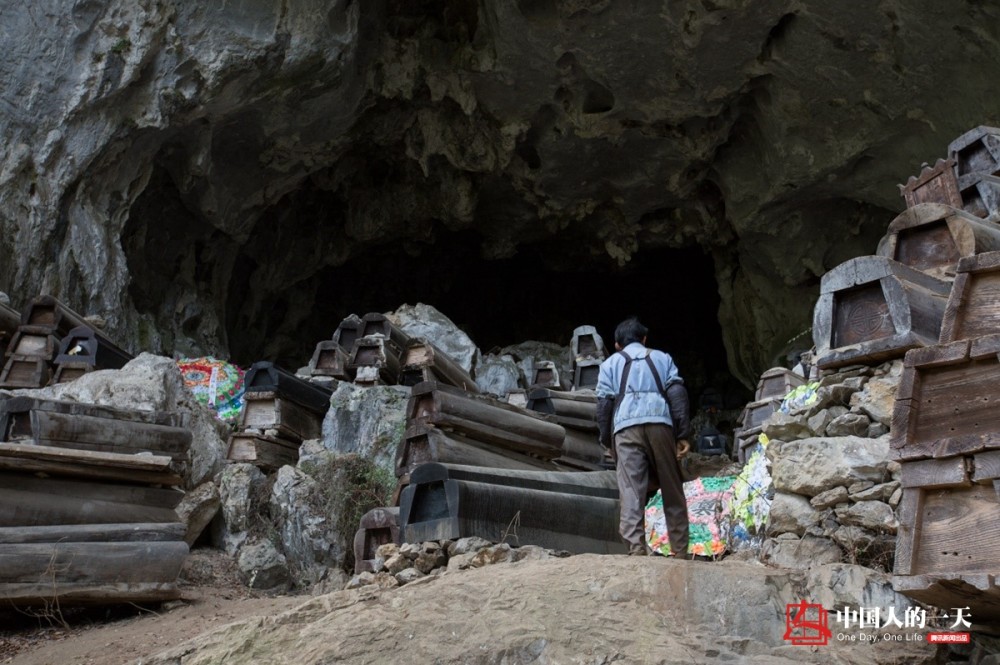 当代苗族守灵人:白天工地挑土,晚上葬洞守567具族人棺材