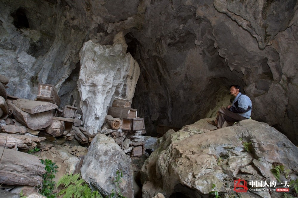 当代苗族守灵人:白天工地挑土,晚上葬洞守567具族人棺材