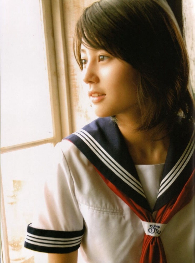 堀北真希校服美照清纯动人,从容诠释时尚范儿