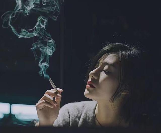 心理测试:哪个抽烟的女孩最悲伤,测你9月会不会有不好