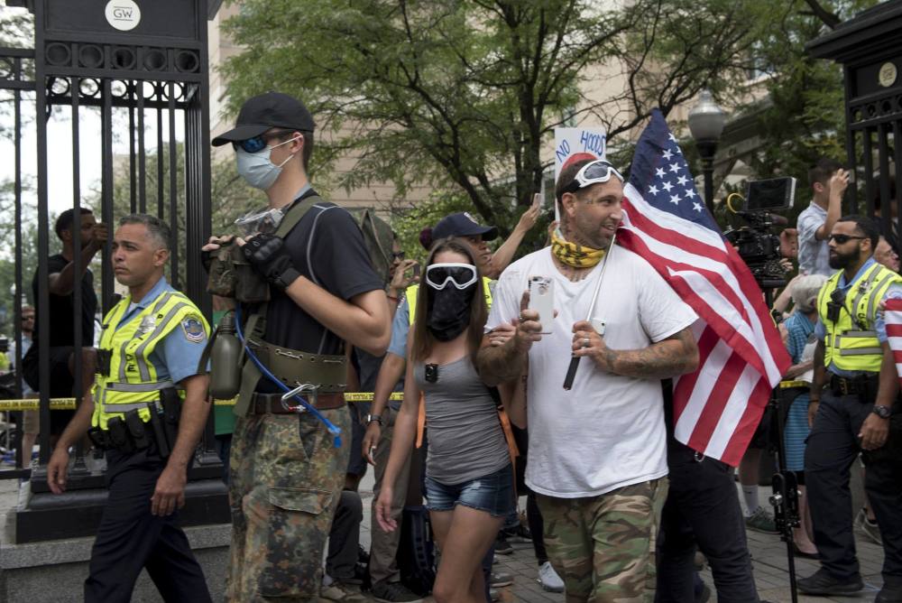 场面失控 美游行爆发冲突 警察武力镇压 特朗普迎来耻辱性一刻 看点快报