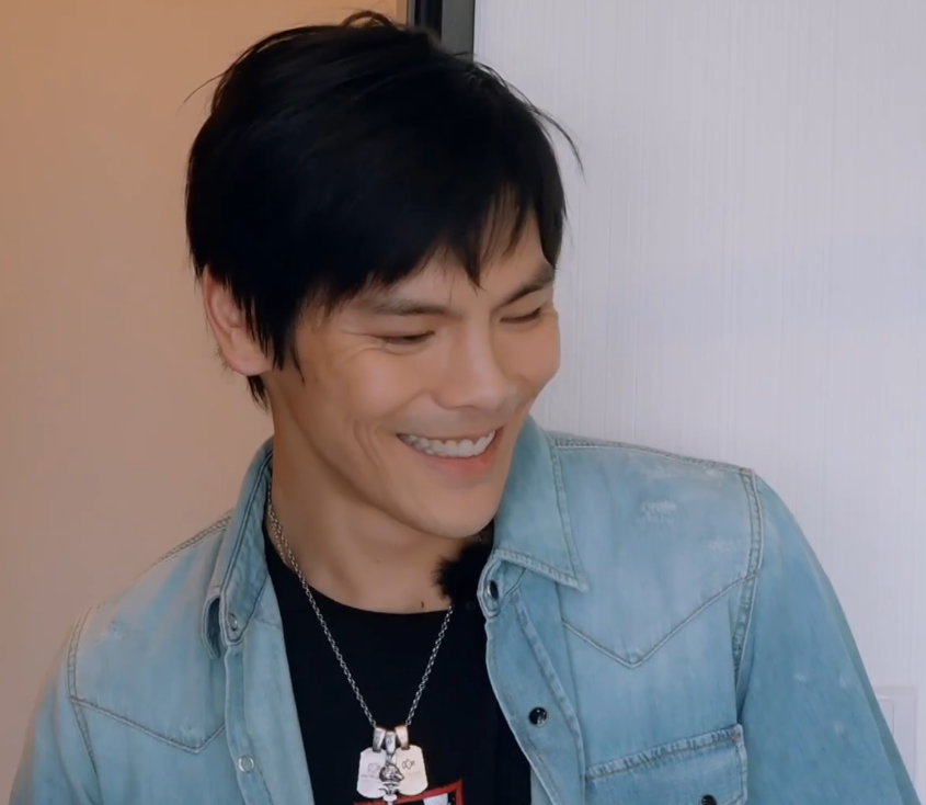 郭碧婷填写体检报告,听到向佐怎么评价她的字