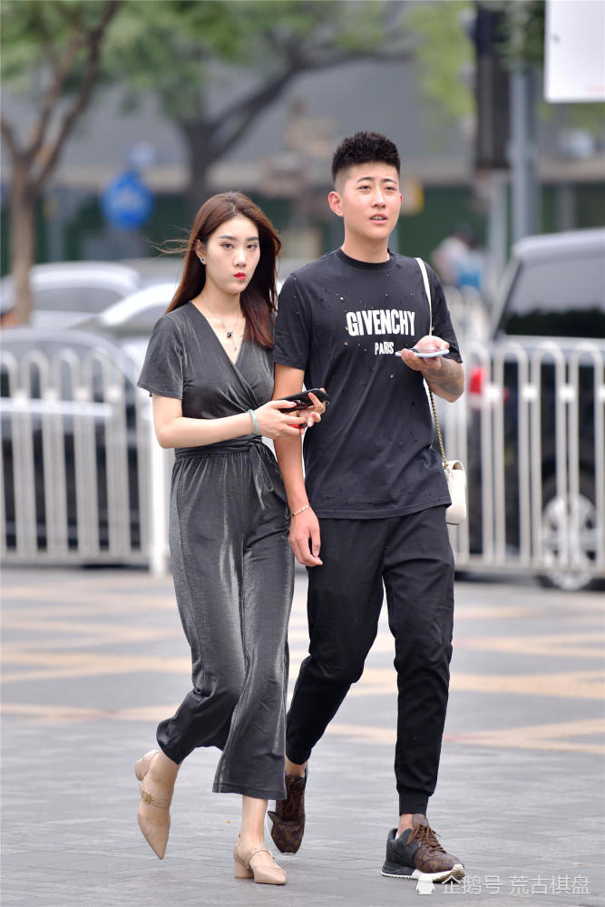 与男士一起逛街的美女,似乎更会搭配自己,也让身边男生更有面子
