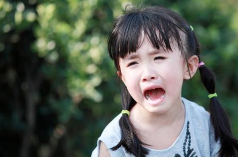 心理测试:下面哪个小女孩哭的最可怜?看你最舍不得离开的人是谁