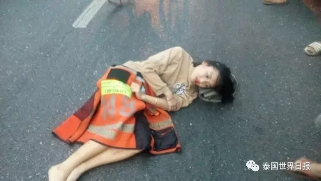 图为遇车祸女子(来自:泰国世界日报)
