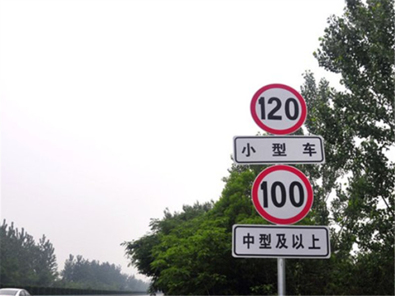 根据高速超速判定规则,限速100飙速110,只会警告不违章!