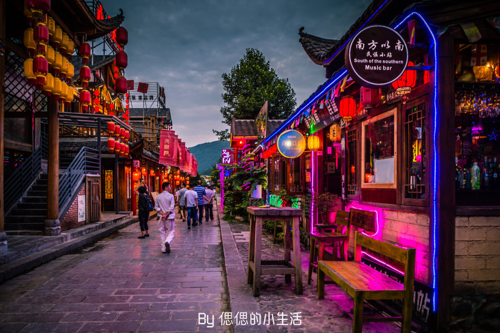 当然,溪布街最出名的还是临水的酒吧一条街,也有一些是小资风味的咖啡