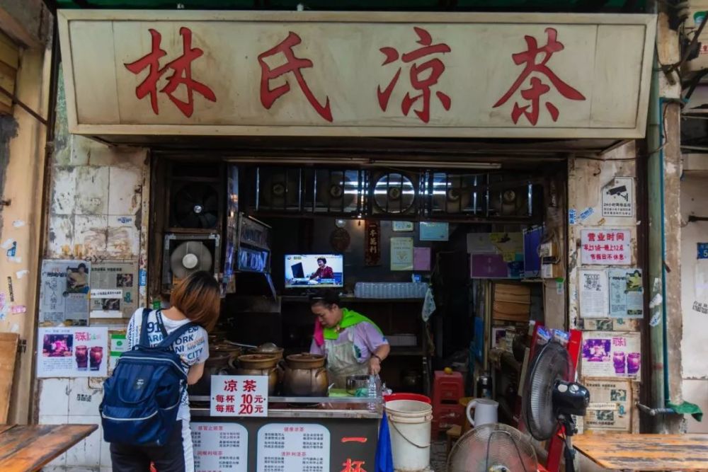 广东有三宝:荔枝,烧鹅,凉茶铺.