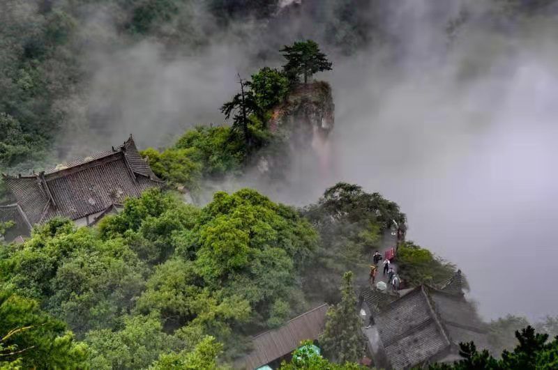 行走的风景—雨中崆峒山