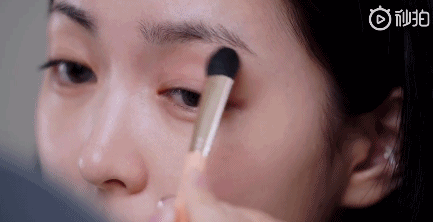 宋慧乔杨幂因烟熏妆造型上热搜,两款妆容风格差很大