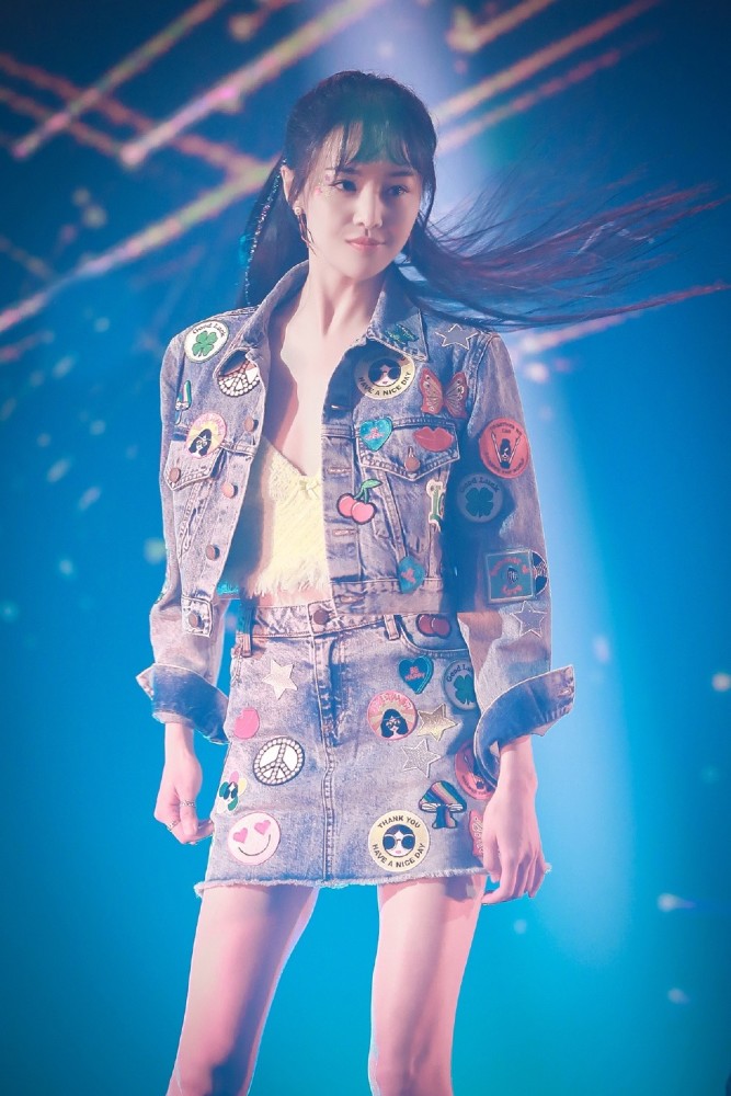 郑爽现身,28岁穿印花牛仔外套配短裙,笑容灿烂美成小仙女