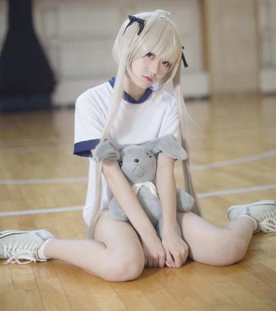 病娇少女cosplay灰白色双马尾萝莉穹妹,长腿帆布鞋抢眼