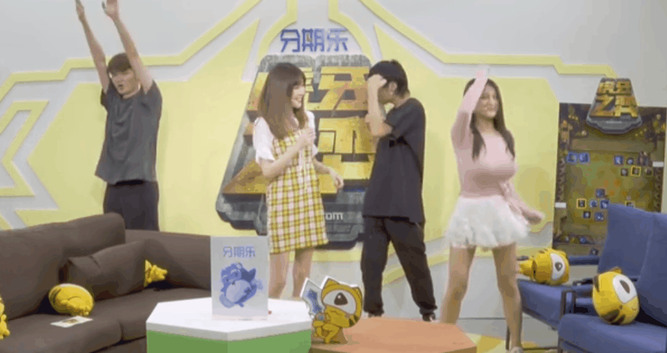 虎牙二路女解说身材不输腐团儿,男解说却故意为难,网友:起来!