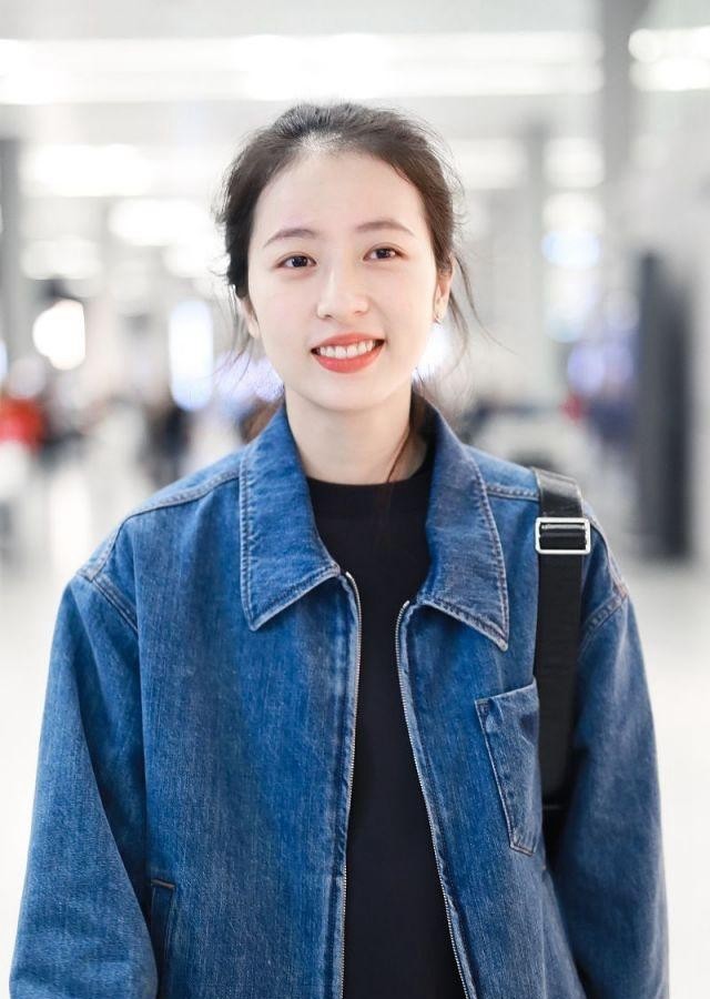 当红小花旦周雨彤现身机场,素颜比v清纯卖萌,黑裤难掩