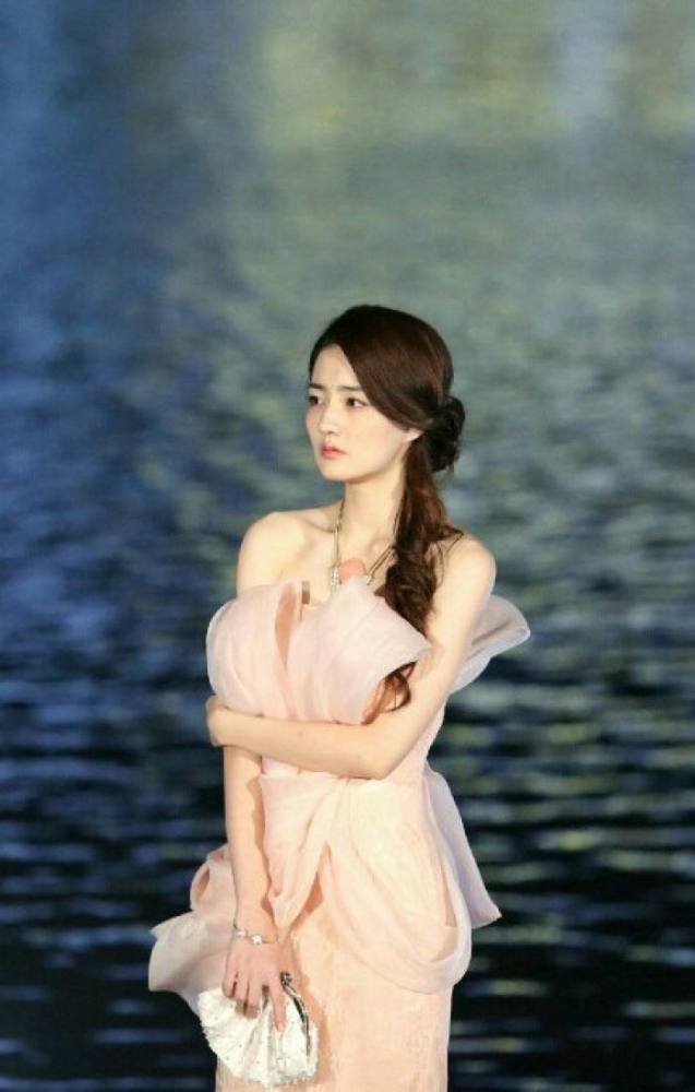 徐璐,你若不来,倒也无所谓,待到经年流尽,我自一个人孤芳老去