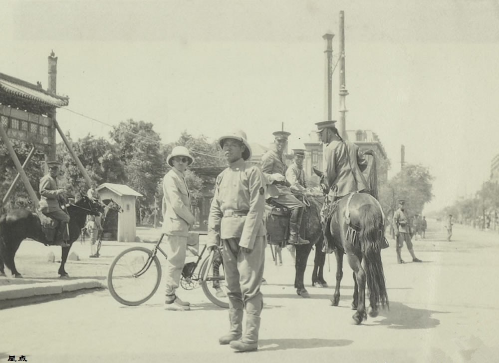 老照片:张勋复辟,5000辫子军开进北京城,大清龙旗随处
