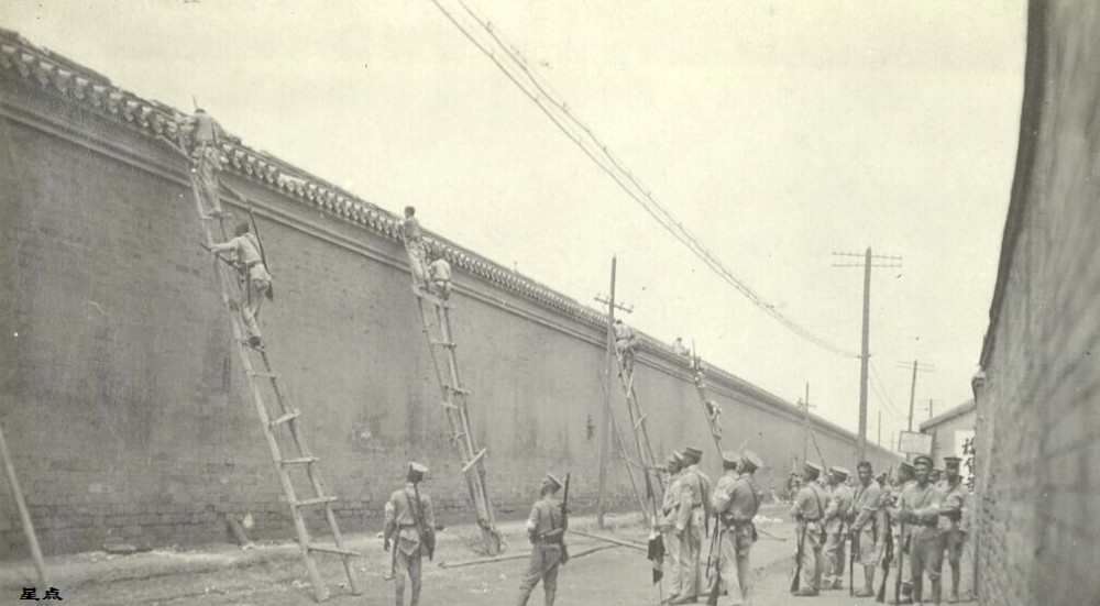 老照片:张勋复辟,5000辫子军开进北京城,大清龙旗随处