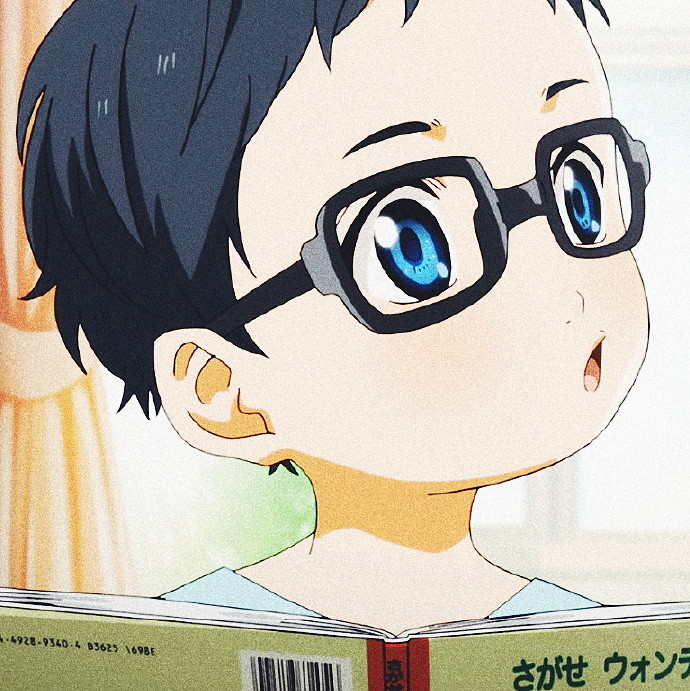 动漫头像:戴眼镜的小男孩,有双蓝色眼睛