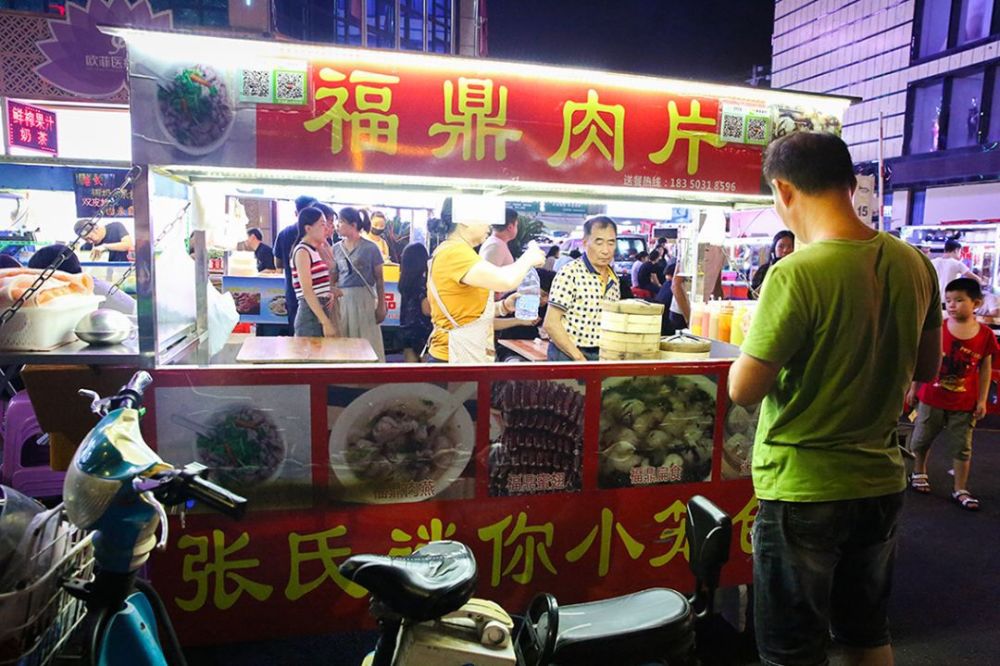 宝洲路这条"夜宵街",藏着40家推车小吃摊!越晚人越多!