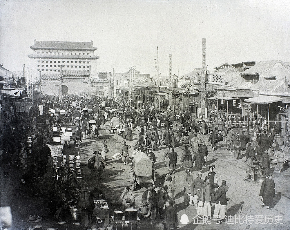 1900年,北京前门大街,场景相当热闹.
