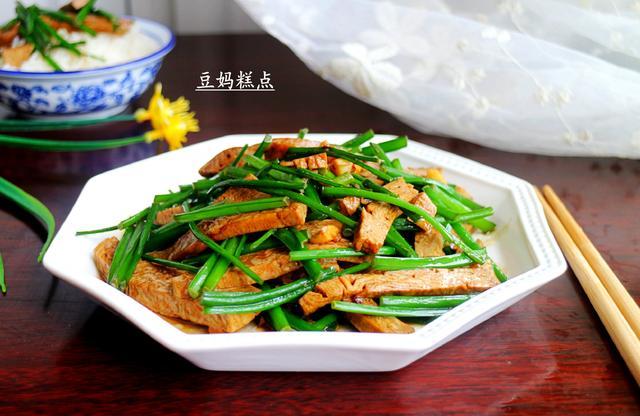 不用肉,教你用韭菜苔炒豆干,3分钟上桌,营养健康又下饭
