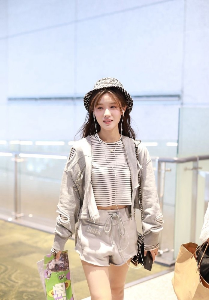 甜心女孩101陈意涵高调现身机场,获粉丝紧跟收礼物忙不停