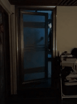 小伙熬夜在卧室看电视,隐约听到开门声,出来一看直叹气