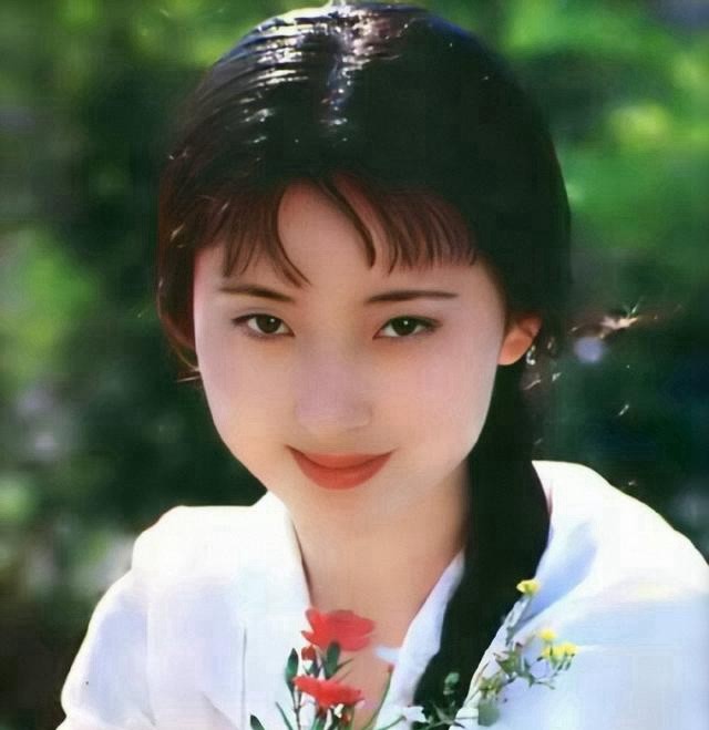 陈晓旭年轻写真修复照,穿搭很清新公主风,古典优雅的校花!