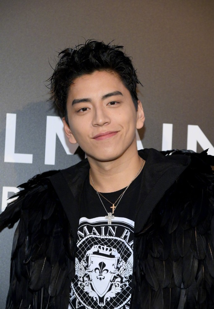 林彦俊王大陆胡兵亮相春夏巴黎男装秀,黑色系穿搭帅气