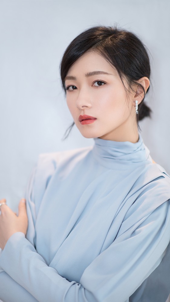 人气超高的万茜姐姐,温柔的淡蓝色风格,就像是大海一般辽阔