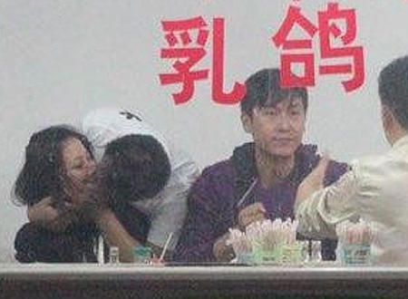 众目睽睽遭非礼还得忍,女明星真不容易_学生时